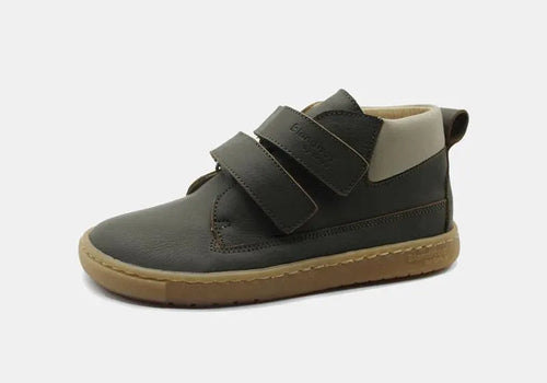 Sapatilha Blanditos Etna cor Verde tropa, vista de perfil com fundo branco. Calçado Respeitador e Barefoot para criança, sola castanha flexível e velcro duplo.