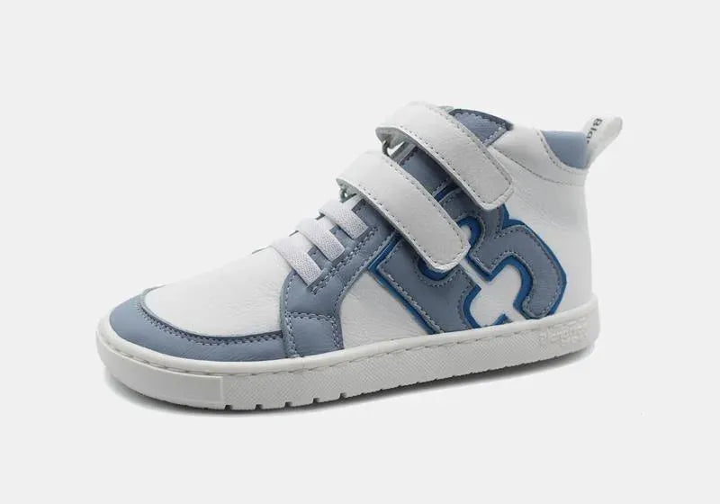 Sapatilha infantil Blanditos Gante Azafata, branca e azul claro, tipo bota com velcro duplo. Calçado Respeitador Barefoot vista lateral.