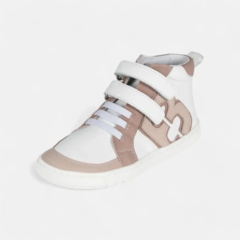 Sapatilha infantil Blanditos Gante Rosa, branca e rosa velho, tipo bota com velcro duplo. Calçado Respeitador Barefoot vista lateral.