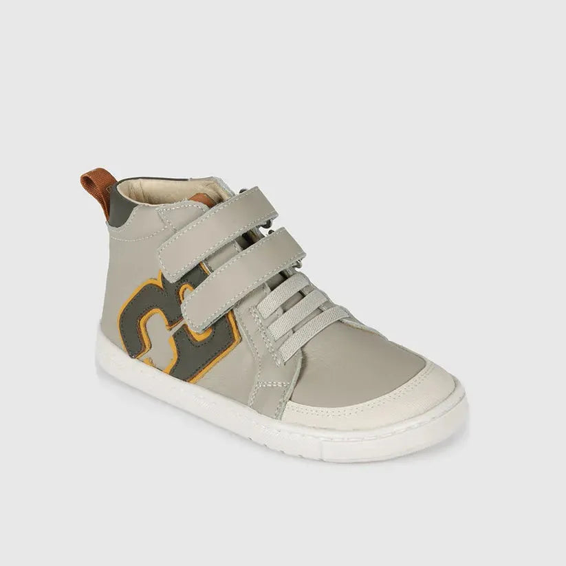 Sapatilha infantil Blanditos Gante Verde, cinza claro com logo verde tropa, tipo bota com velcro duplo. Calçado Respeitador Barefoot vista lateral.