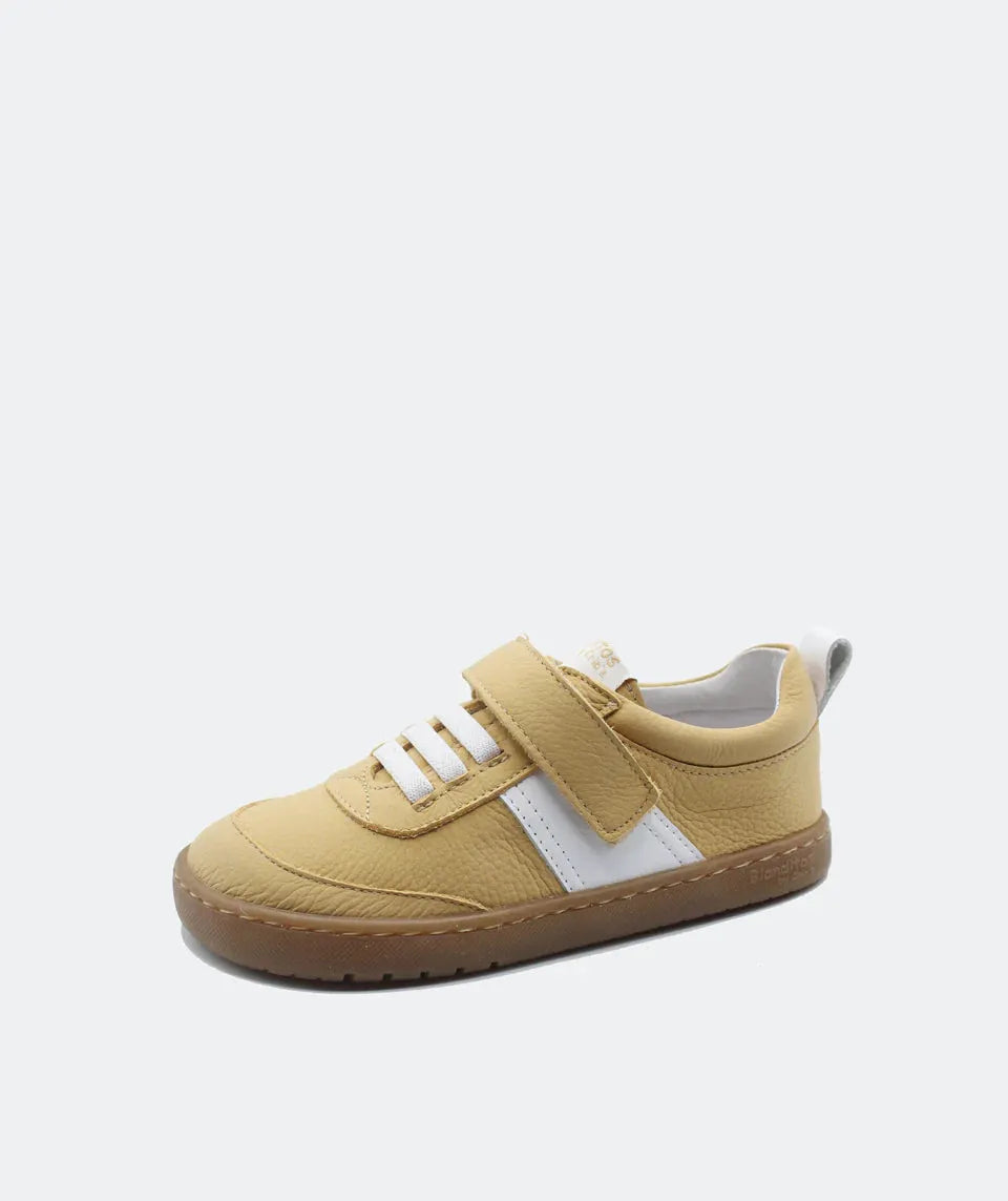 Sapatilha Blanditos Igor cor Mostarda, vista lateral. Calçado respeitador barefoot com velcro e sola castanha. Calçado Barefoot infantil para primeiros passos.