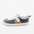 Sapatilha Blanditos Igor cor Navy (azul, cinza, mostarda), vista lateral. Calçado respeitador barefoot infantil com tira de velcro branca. Calçado Barefoot flexível.