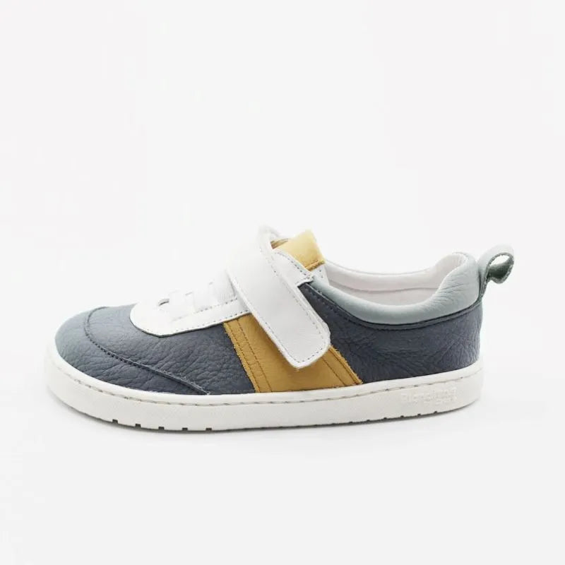 Sapatilha Blanditos Igor cor Navy (azul, cinza, mostarda), vista lateral. Calçado respeitador barefoot infantil com tira de velcro branca. Calçado Barefoot flexível.