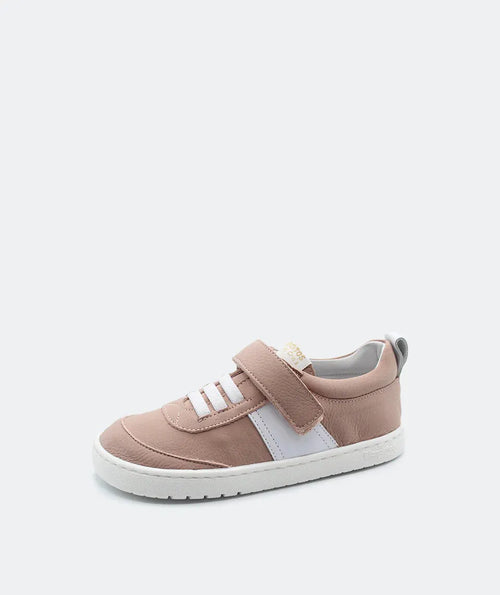 Sapatilha Blanditos Igor cor Rosa, vista lateral. Calçado respeitador barefoot com velcro e sola branca. Calçado Barefoot leve para criança.


