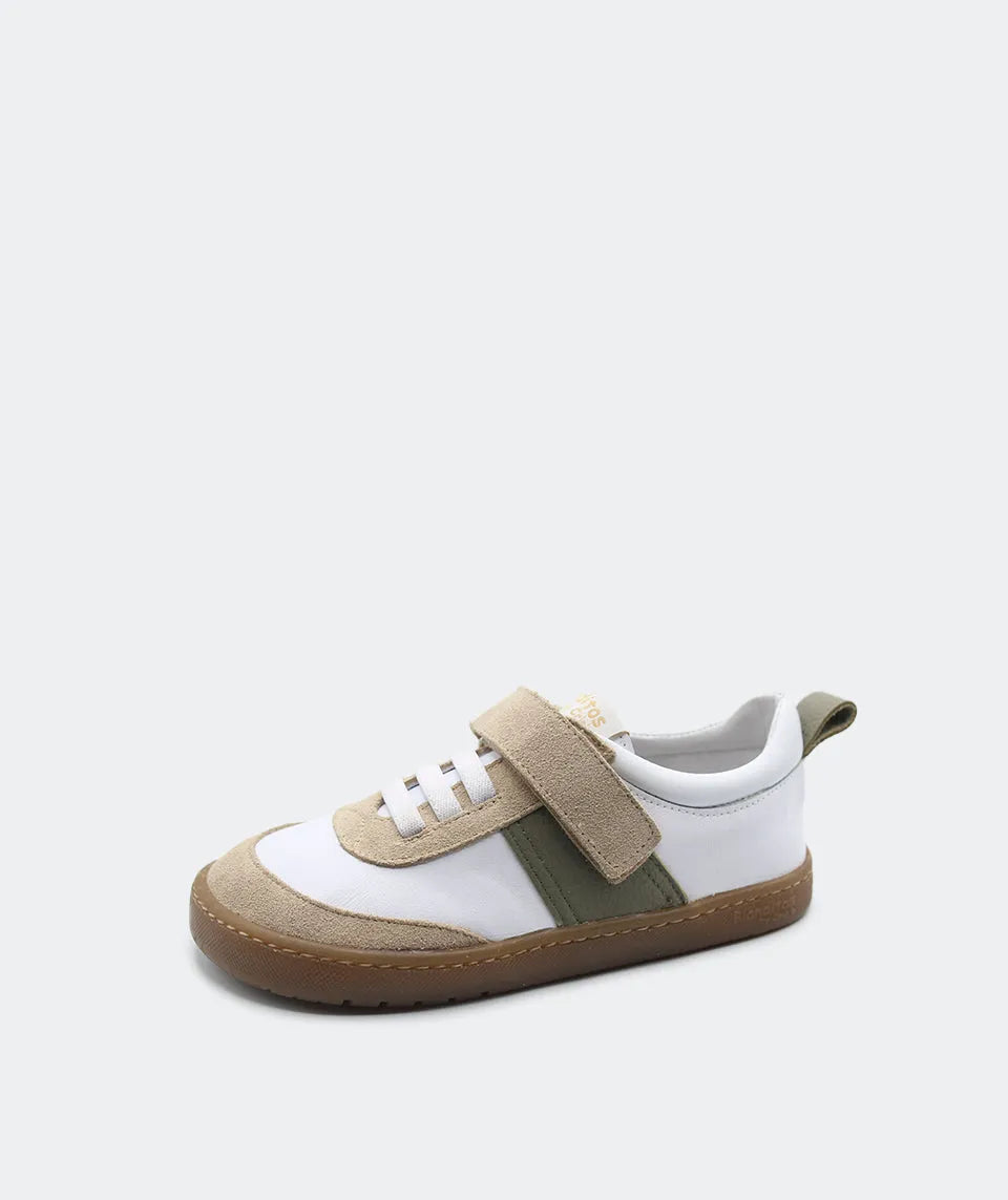Sapatilha Blanditos Igor cor Verde (branco e verde tropa), vista lateral. Calçado respeitador barefoot com velcro e sola castanha. Calçado Barefoot com biqueira larga.