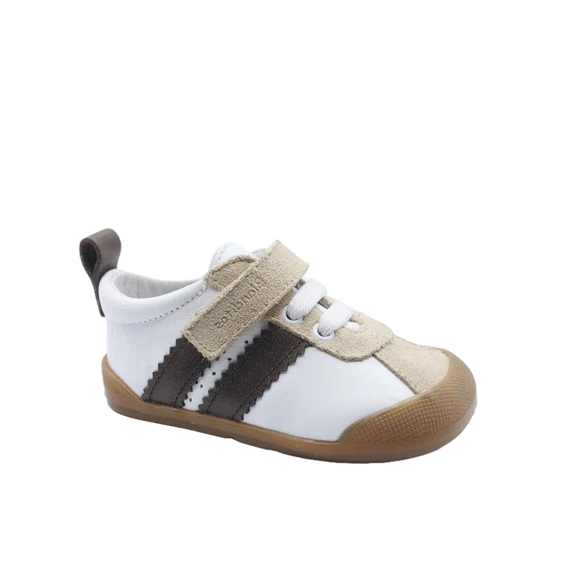 Sapatilha Blanditos Iris cor Arena (branco/castanho/bege) vista de lado. Calçado Barefoot infantil respeitador com velcro e sola fina.