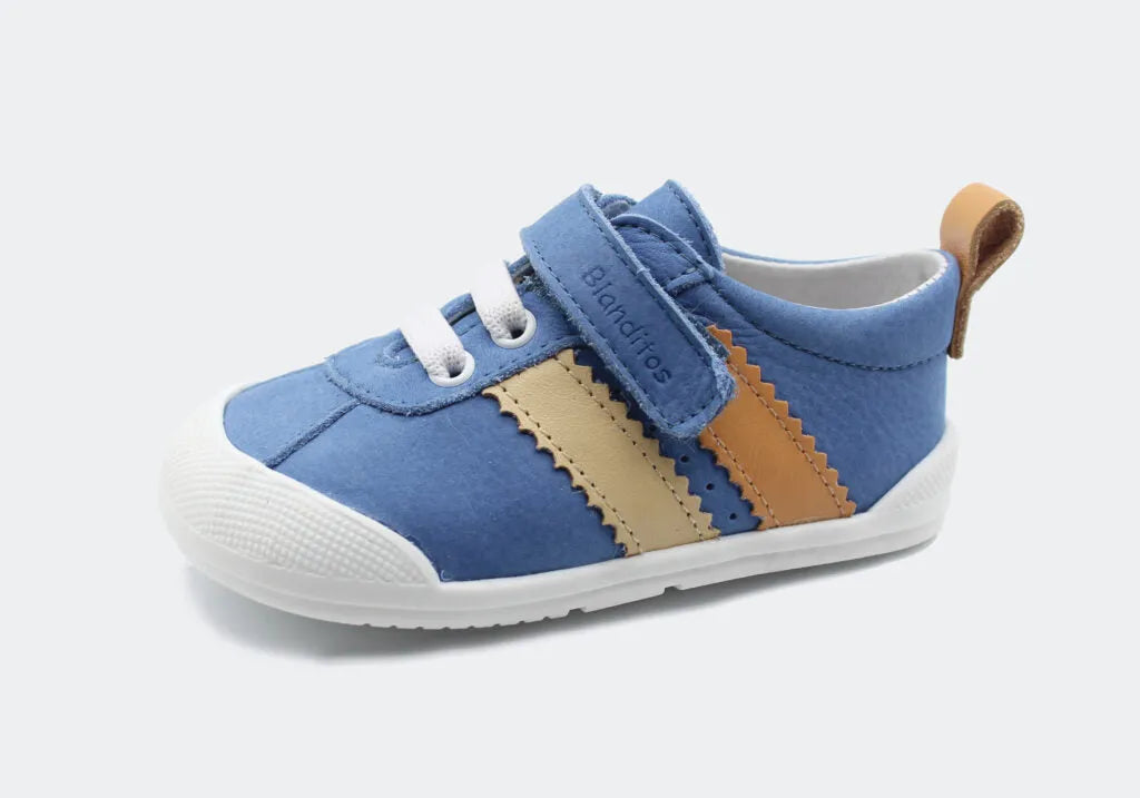 Sapatilha Blanditos Iris cor Azul (azul ganga/mostarda/bege) vista de lado. Calçado infantil Barefoot respeitador, estilo desportivo com velcro.
