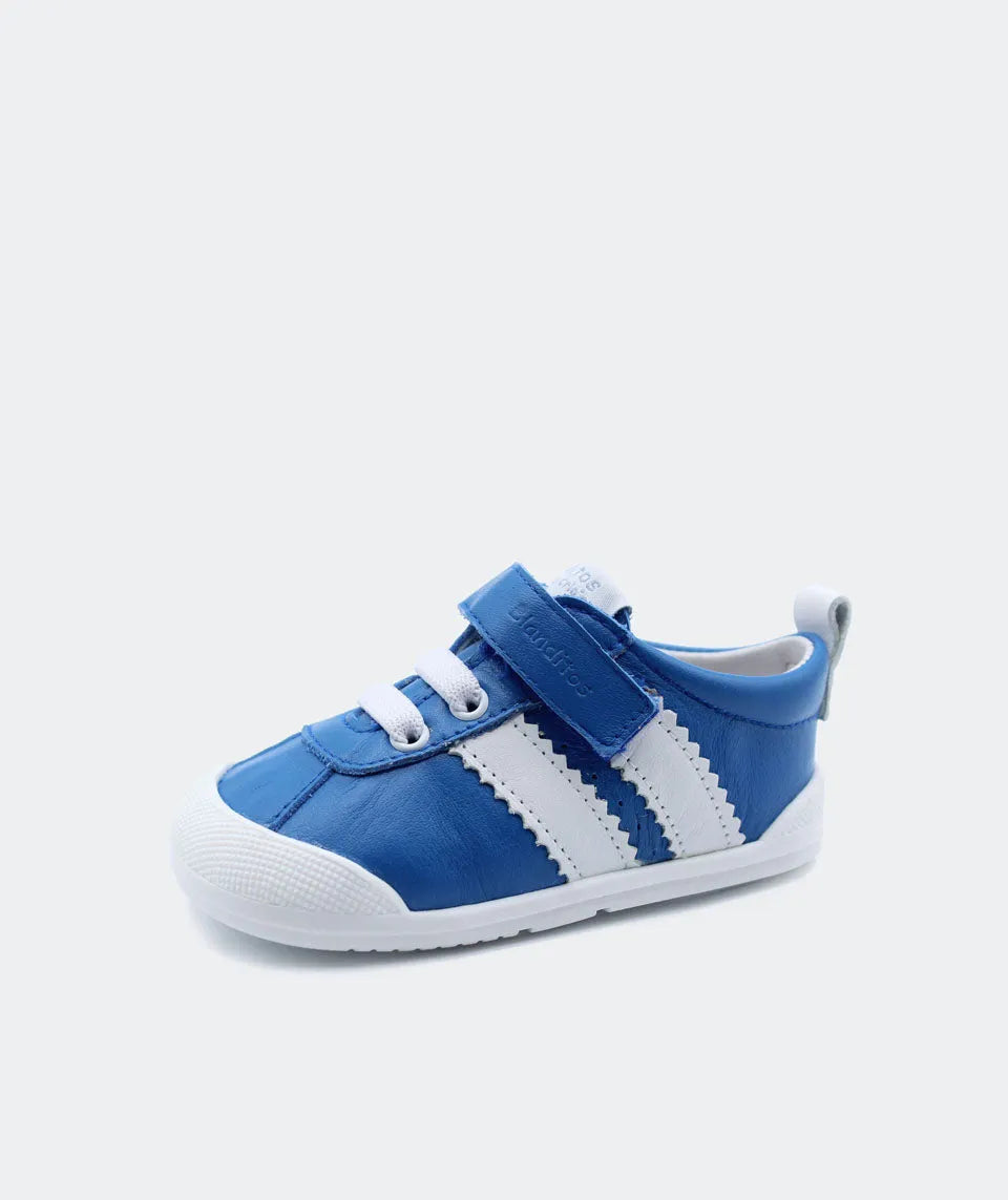 Sapatilha Blanditos Iris cor Azulon (azul royal/branco) vista de lado. Calçado Respeitador Barefoot para criança, com ajuste fácil por velcro.