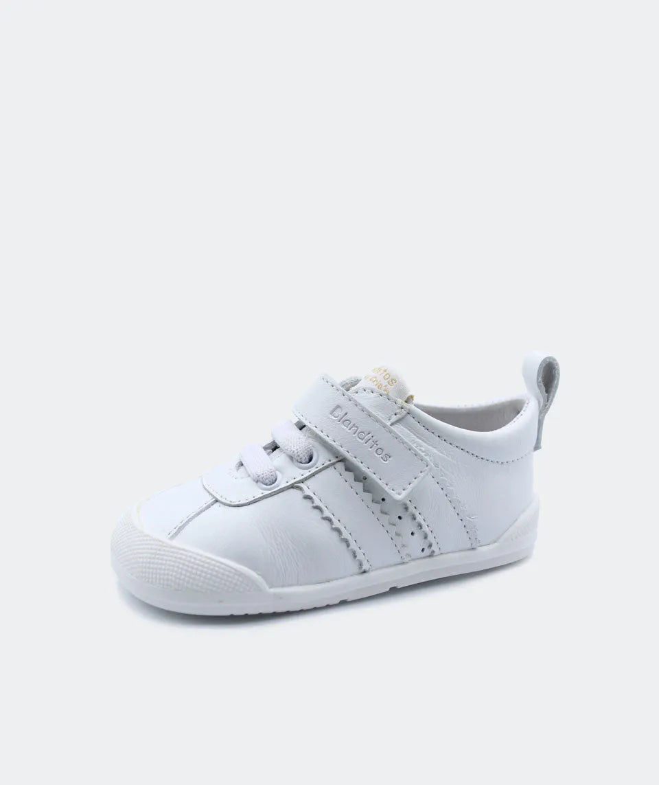 Sapatilha Blanditos Iris cor Blanco (totalmente branca) vista de lado. Calçado Barefoot Respeitador para bebé e criança, design minimalista.