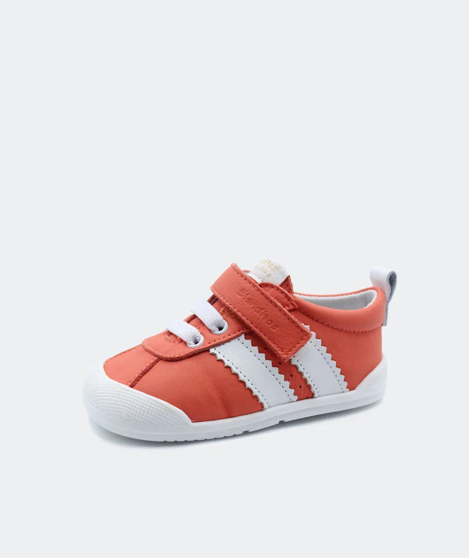 Sapatilha Blanditos Iris cor Coral (laranja avermelhado/branco) vista de lado. Calçado Respeitador e Barefoot infantil, leve e flexível.
