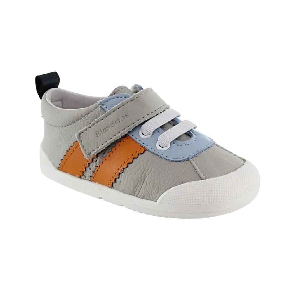 Sapatilha Blanditos Iris cor Gris (cinza/laranja/azul claro) vista de lado. Calçado infantil Barefoot Respeitador com biqueira larga e velcro.