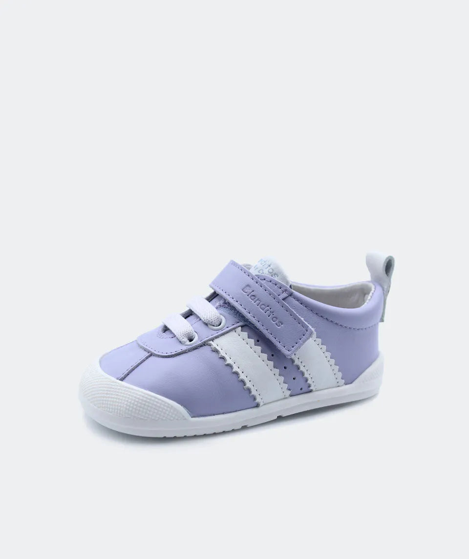 Sapatilha Blanditos Iris cor Lila (lilás/branco) vista de lado. Sapatilha Barefoot para menina, Calçado Respeitador leve e flexível.