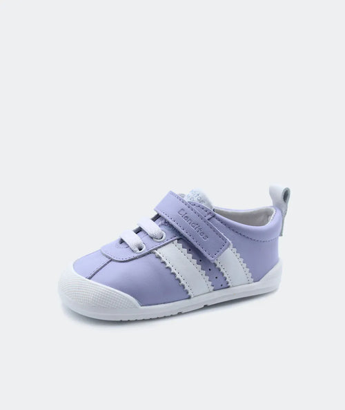 Sapatilha Blanditos Iris cor Lila (lilás/branco) vista de lado. Sapatilha Barefoot para menina, Calçado Respeitador leve e flexível.