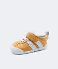 Sapatilha Blanditos Iris cor naranja (amarelo mostarda/branco) vista de lado. Calçado Barefoot Respeitador com sola zero drop e velcro.