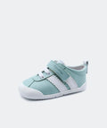 Sapatilha Blanditos Iris cor Verde (verde-água/branco) vista de lado. Calçado infantil Barefoot, modelo Iris respeitador com velcro.