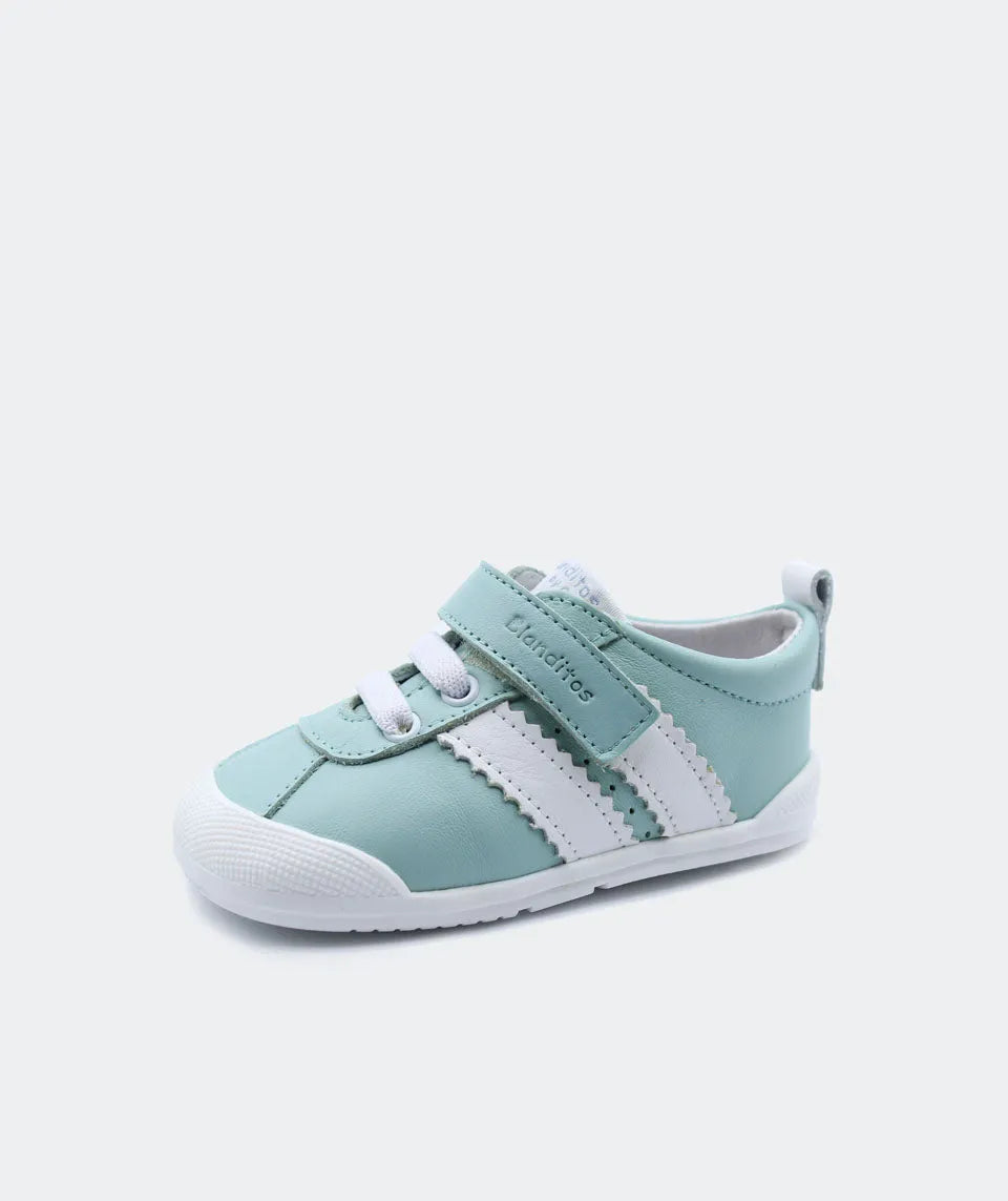 Sapatilha Blanditos Iris cor Verde (verde-água/branco) vista de lado. Calçado infantil Barefoot, modelo Iris respeitador com velcro.