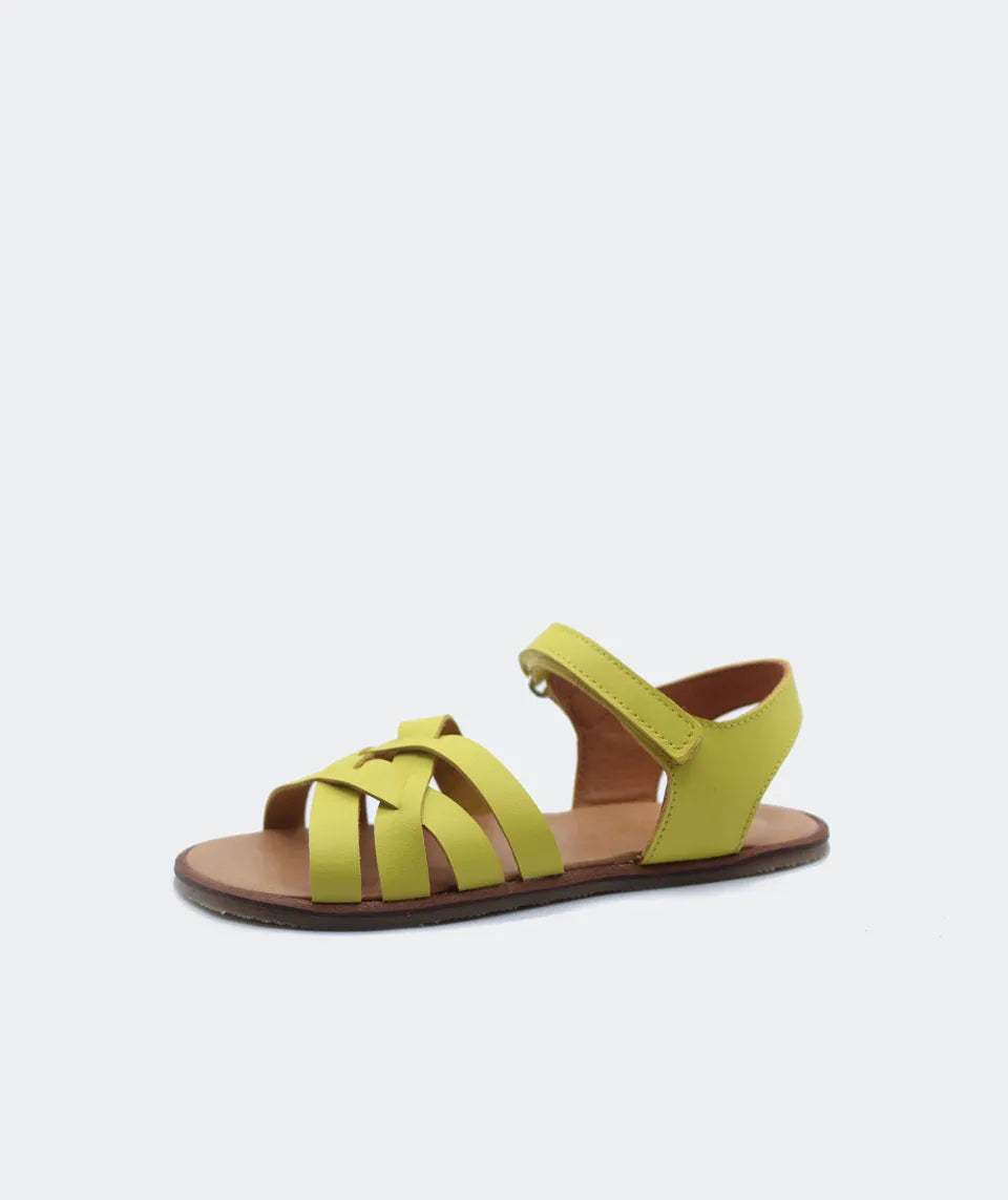 Sandália Blanditos Ithaca em amarelo, com tiras cruzadas de couro natural, sola fina de 3,5 mm e design barefoot. Ideal para dias quentes.