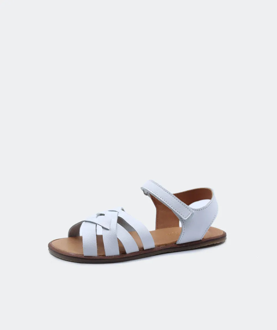 Sandália Blanditos Ithaca em branco, com tiras de couro natural, sola fina e biqueira reforçada. Modelo barefoot confortável e elegante.