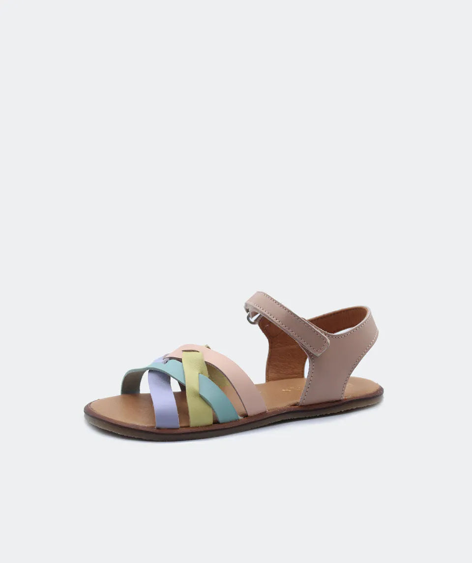 Sandália Blanditos Ithaca em tons multicoloridos, com tiras cruzadas, couro natural e sola fina. Modelo barefoot divertido e confortável.