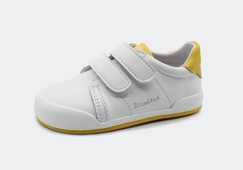  Sapatilha Blanditos Londres 2025 branca com sola e detalhe no calcanhar amarelos. Vista lateral. Calçado barefoot infantil, Calçado Respeitador, com velcro duplo.
