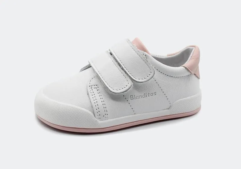 Sapatilha infantil Blanditos Londres 2025 branca, com sola e calcanhar em rosa claro. Calçado Barefoot Respeitador. Vista de perfil, Calçado Barefoot com duplo velcro.