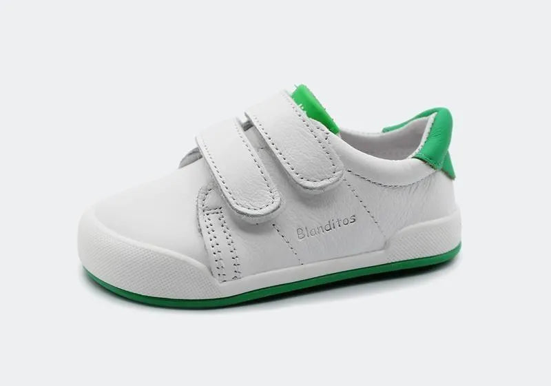  Calçado Barefoot infantil: Sapatilha Blanditos Londres 2025 branca com detalhes verdes na sola e calcanhar. Ajuste com duas tiras de velcro. Calçado Respeitador.