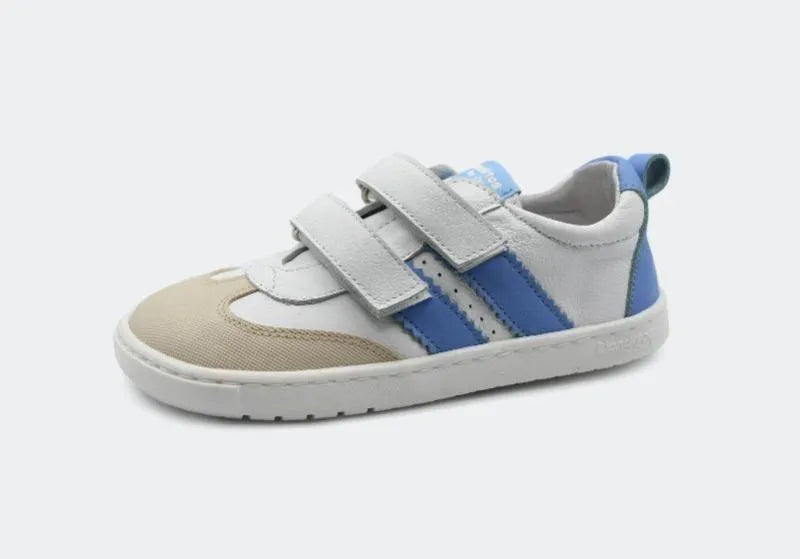 Vista lateral da sapatilha Blanditos Marea 2025 Azulon (azul). Calçado respeitador infantil branco com riscas azuis, biqueira bege e fecho duplo de velcro. Calçado Barefoot flexível e com biqueira larga.