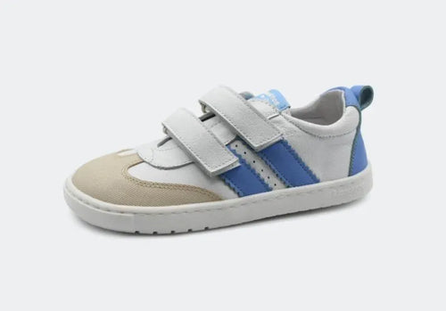 Vista lateral da sapatilha Blanditos Marea 2025 Azulon (azul). Calçado respeitador infantil branco com riscas azuis, biqueira bege e fecho duplo de velcro. Calçado Barefoot flexível e com biqueira larga.