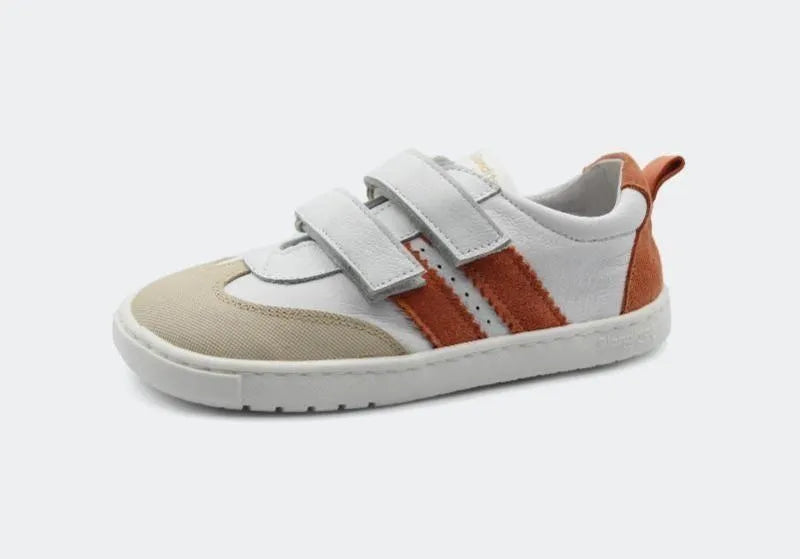 Vista lateral da sapatilha Blanditos Marea 2025 Living (laranja). Calçado respeitador infantil branco com riscas laranja, biqueira bege e fecho duplo de velcro. Calçado Barefoot flexível e com biqueira larga.