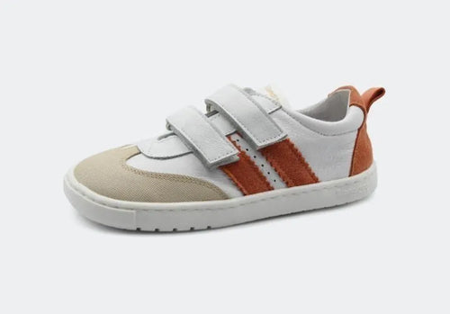 Vista lateral da sapatilha Blanditos Marea 2025 Living (laranja). Calçado respeitador infantil branco com riscas laranja, biqueira bege e fecho duplo de velcro. Calçado Barefoot flexível e com biqueira larga.