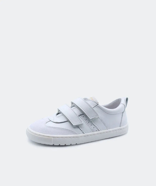 Vista lateral das sapatilhas Blanditos Marea Branco, calçado respeitador para criança totalmente branco com fecho duplo de velcro. Calçado Barefoot.
