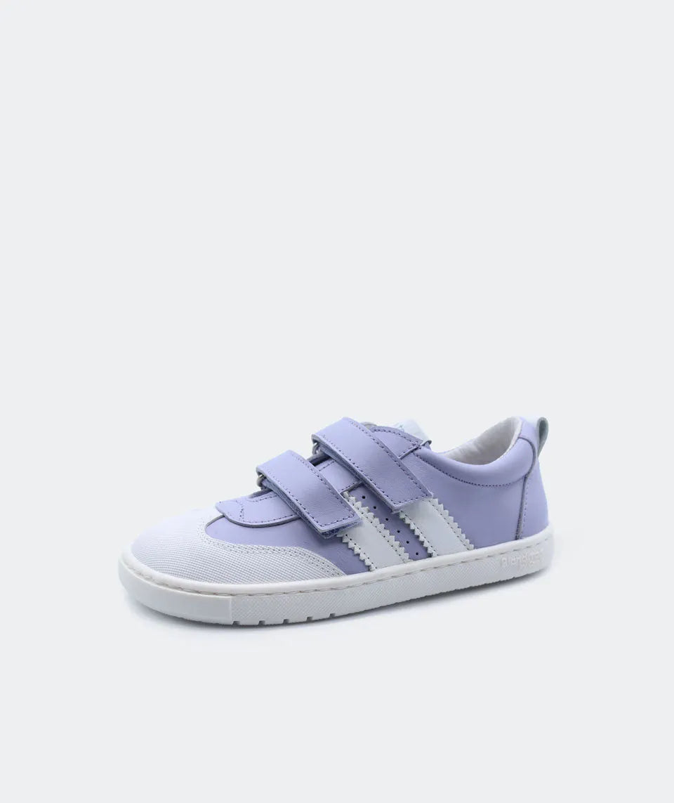 Vista lateral das sapatilhas Blanditos Marea Lila, calçado respeitador para criança em tom lilás claro com risca lateral branca e fecho de velcro duplo. Calçado Barefoot.