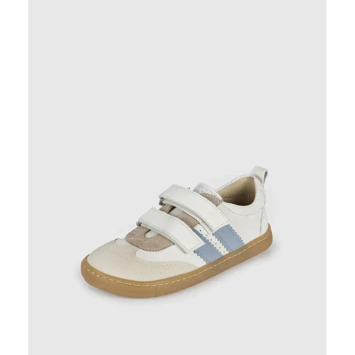 Vista lateral das sapatilhas Blanditos Marea Panna(bege/azul claro), calçado respeitador infantil com base bege, risca lateral azul claro, velcro branco e sola cor de borracha natural. Calçado Barefoot.