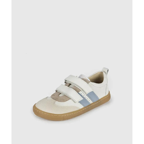 Vista lateral das sapatilhas Blanditos Marea Panna(bege/azul claro), calçado respeitador infantil com base bege, risca lateral azul claro, velcro branco e sola cor de borracha natural. Calçado Barefoot.