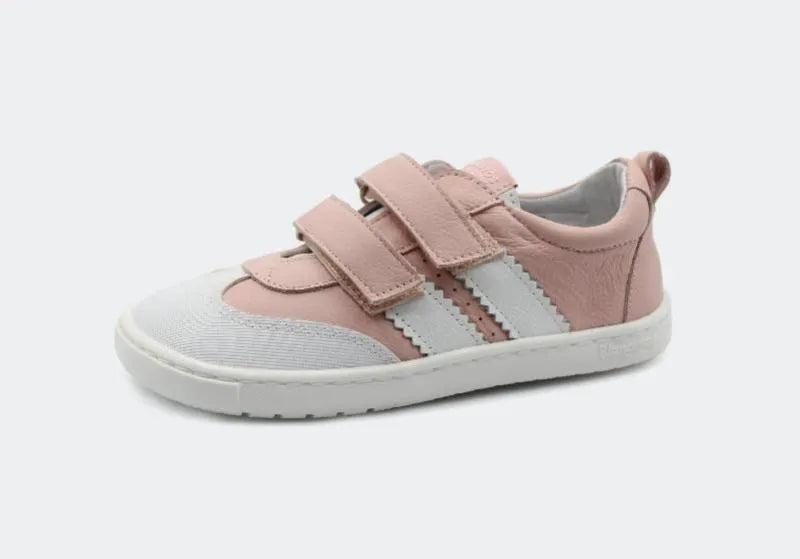Vista lateral das sapatilhas Blanditos Marea Rosa, calçado barefoot para menina em tom rosa claro com risca lateral branca e fecho de velcro duplo. Calçado Respeitador.