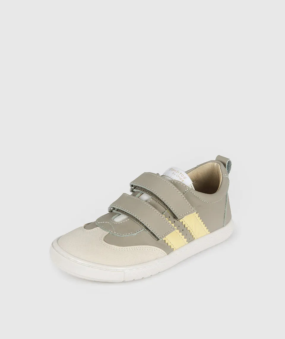 Vista lateral das sapatilhas Blanditos Marea Verde 2024 (verde água claro), calçado barefoot infantil com risca lateral branca e fecho de velcro duplo. Calçado Respeitador.