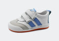 Detalhe lateral sapatilha Blanditos Milan 2025 Azulon. Calçado infantil Barefoot branco e azul com duplo velcro. Calçado Respeitador com biqueira larga.
