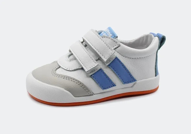 Detalhe lateral sapatilha Blanditos Milan 2025 Azulon. Calçado infantil Barefoot branco e azul com duplo velcro. Calçado Respeitador com biqueira larga.