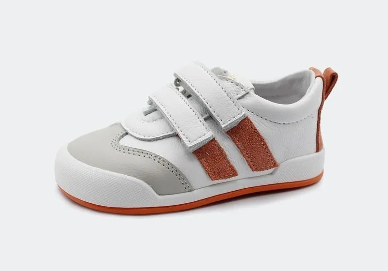 Detalhe lateral sapatilha Blanditos Milan 2025 Living Coral. Calçado infantil Barefoot branco e coral com duplo velcro. Calçado Respeitador flexível zero drop.