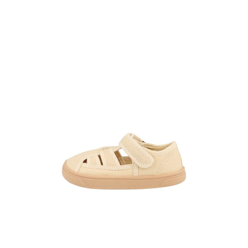 Sapatilha de lona bege Blanditos by Crio's modelo Molly vista lateral