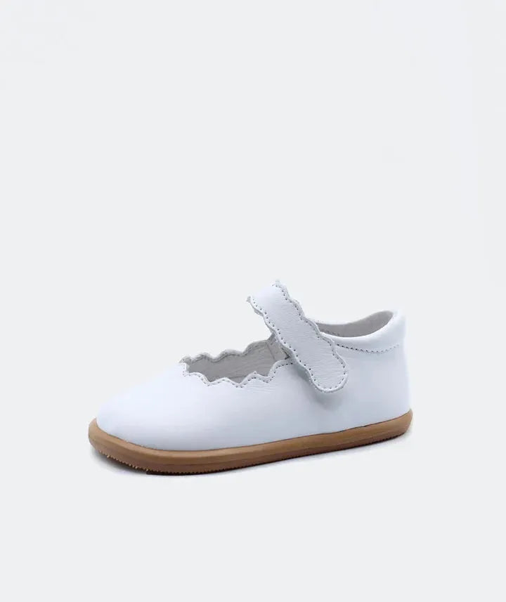 Blanditos Nubes de cerimónia em branco, modelo clássico em couro natural com fecho em velcro e detalhe recortado, ideal para batizados e comunhões.