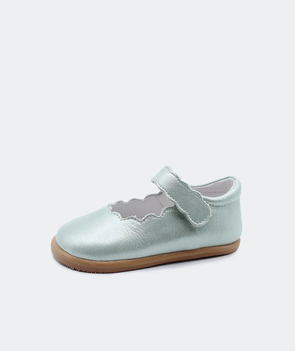 Blanditos Nubes de cerimónia em crisol (verde), modelo elegante e confortável em couro natural, com ajuste em velcro e design respeitador para o desenvolvimento dos pés.