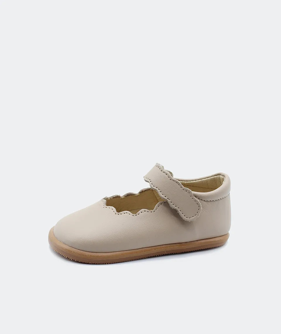 Blanditos Nubes de cerimónia em tom marfim, calçado barefoot em couro natural com fecho em velcro e sola fina para um ajuste confortável e elegante.