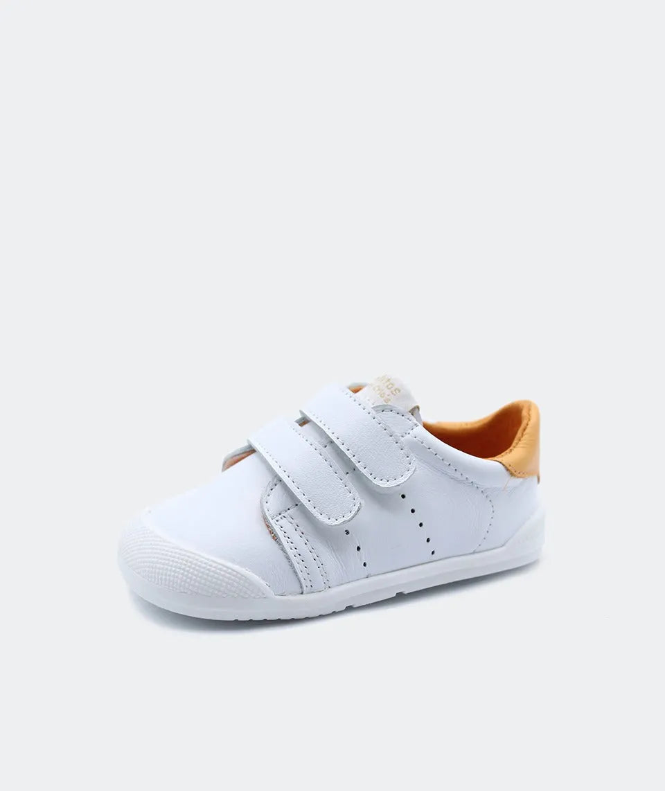 Sapatilha Blanditos Paris branca detalhe laranja calcanhar (Naranja), vista lateral - Calçado Respeitador, Barefoot, Calçado Barefoot infantil biqueira larga.