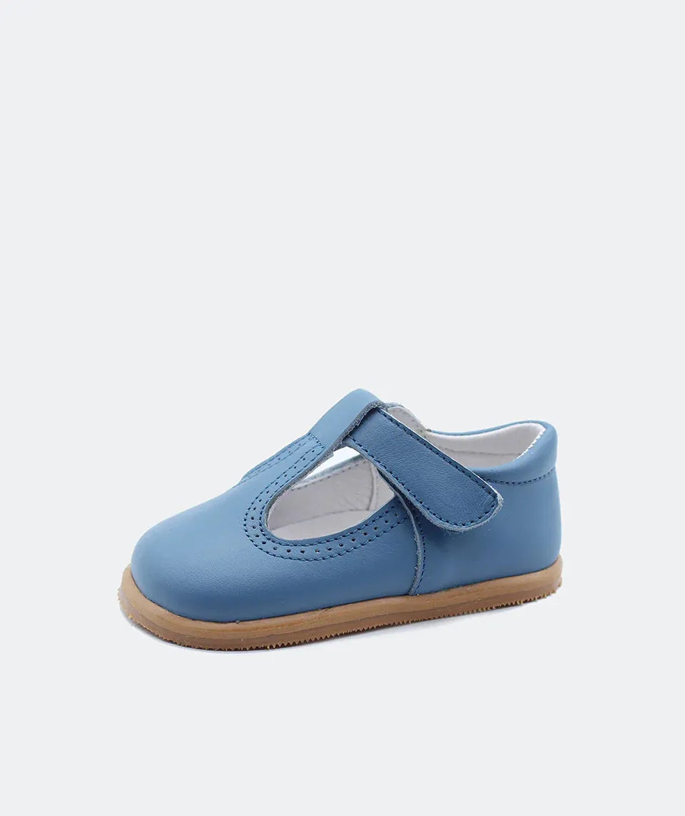 Pepito Azafata da Blanditos by Crio's em couro azul-claro, com fecho em Velcro e design barefoot para um ajuste confortável.
