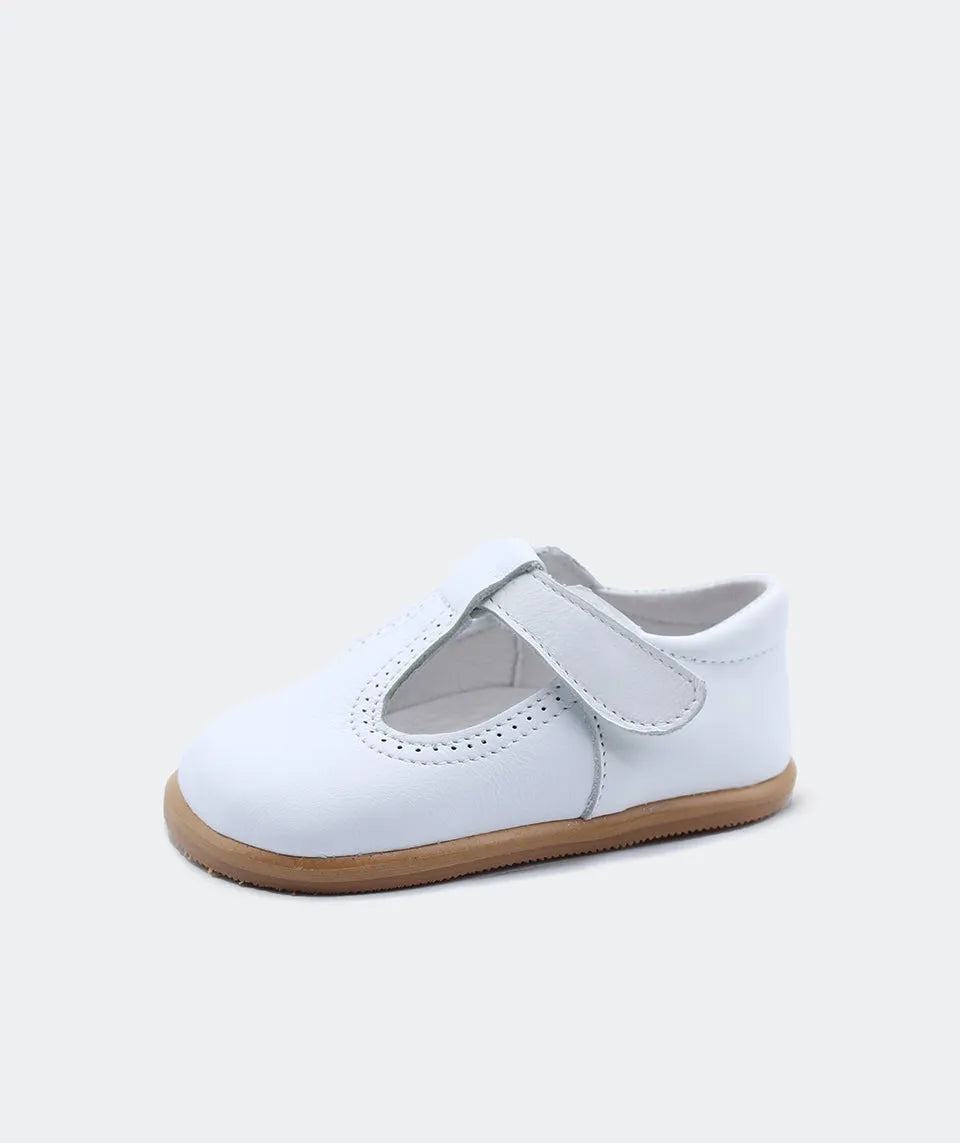 Pepito Blanco da Blanditos by Crio's em couro branco, com design barefoot, sola fina e fecho em Velcro para ajuste perfeito.