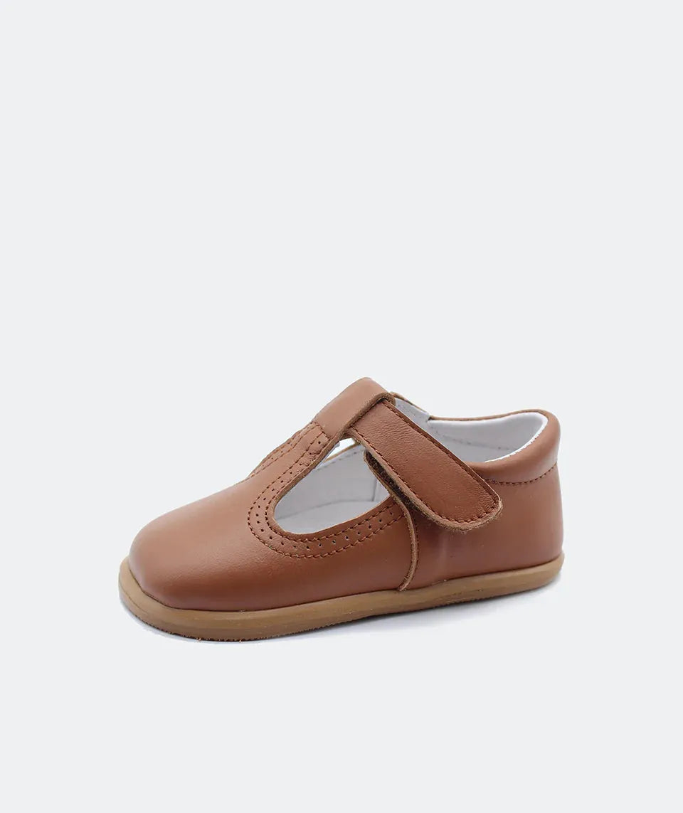 Pepito Cuero da Blanditos by Crio's em couro castanho, com sola fina e ajuste em Velcro para um estilo clássico e confortável.