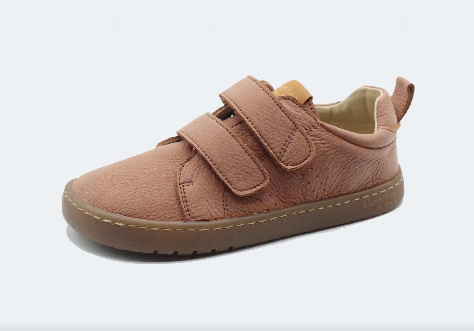 Sapatilha Blanditos Rio Cuero (cor de pele/tan) com sola de goma castanha, vista lateral. Calçado Respeitador Barefoot infantil em pele com duplo velcro. Calçado Barefoot.