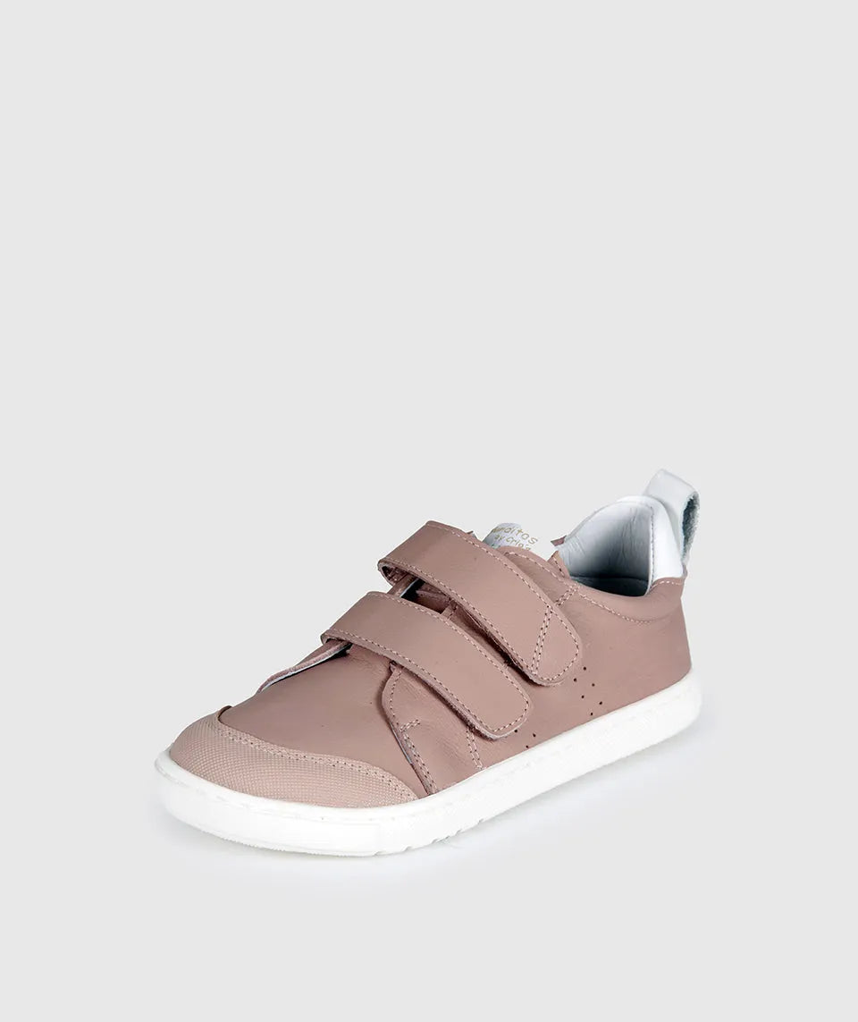  Sapatilha Blanditos Rio Rosa velho/escuro com sola branca e detalhe prateado, vista lateral. Calçado Respeitador Barefoot para criança com duplo velcro. Calçado Barefoot.