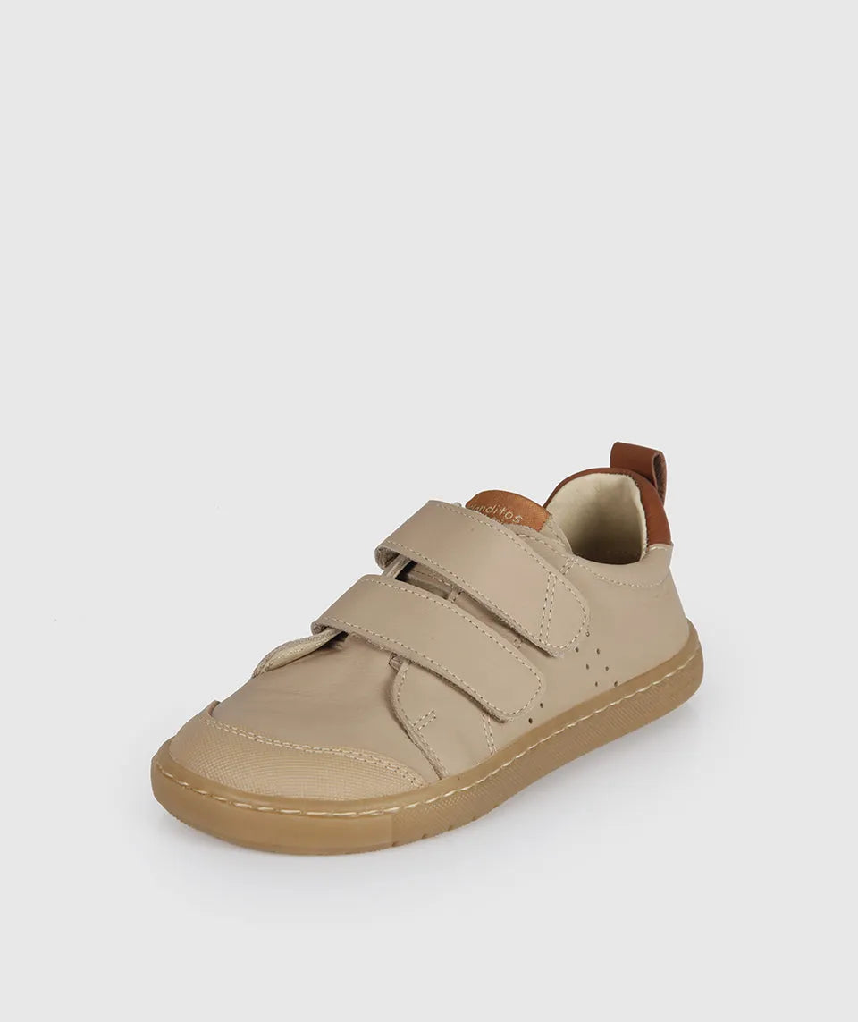 Sapatilha Blanditos Rio by Crio's Arena (Bege/Areia). Calçado respeitador infantil barefoot com sola cor de borracha natural e velcro. Vista lateral.